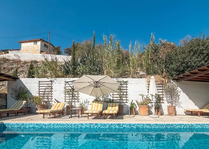 Kalavasos Square Apartments - With Pool 3 Minutes Walk